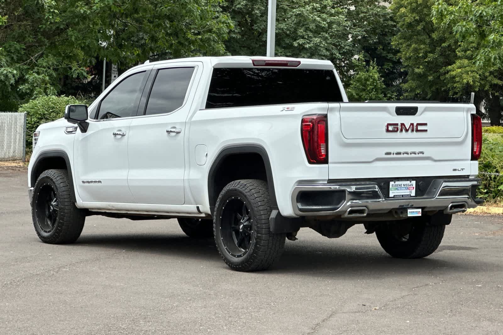 Used 2022 GMC Sierra 1500 SLT w/ X31 Off-Road Package AWD/4WD image 6