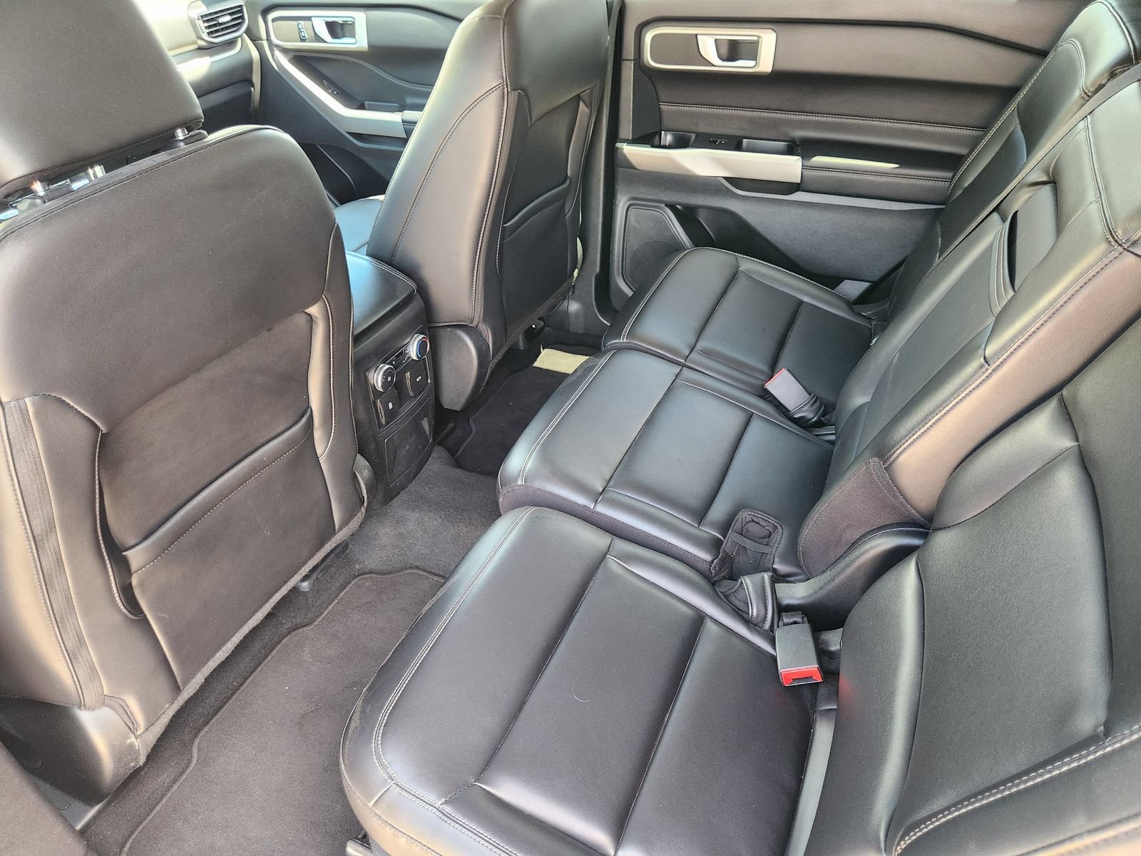 Used 2022 Ford Explorer XLT w/ Equipment Group 202A AWD/4WD image 33