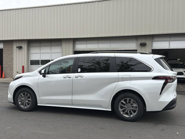 Certified 2025 Toyota Sienna XLE AWD/4WD image 8
