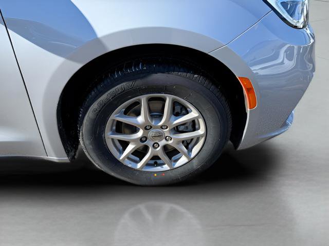 Used 2024 Chrysler Pacifica Touring-L FWD image 31