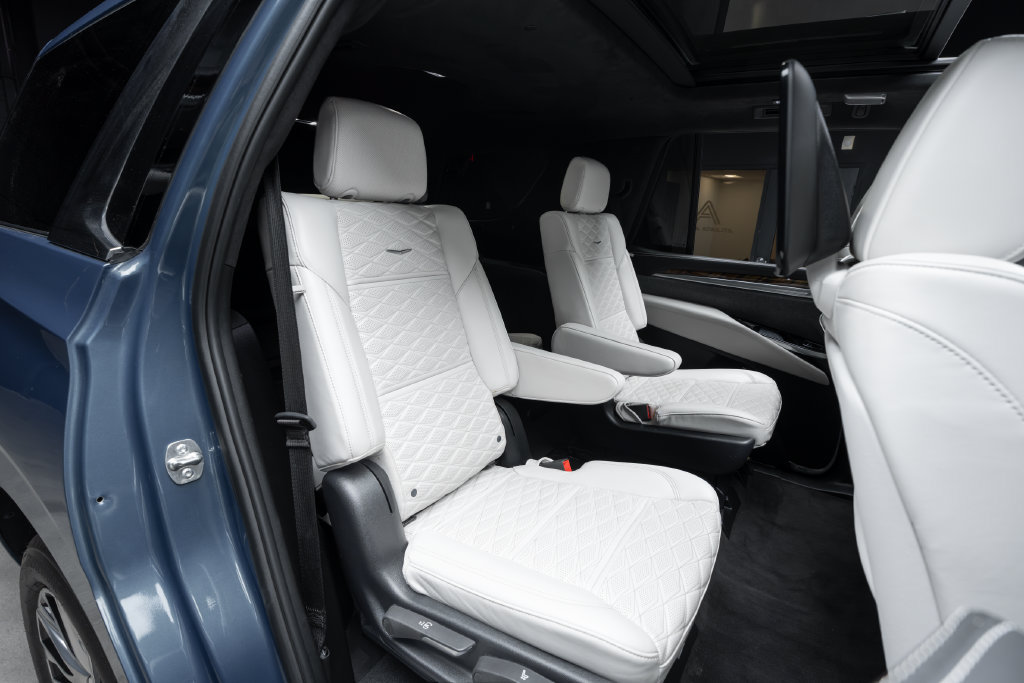 Used 2025 Cadillac Escalade Premium Luxury Platinum AWD/4WD image 44