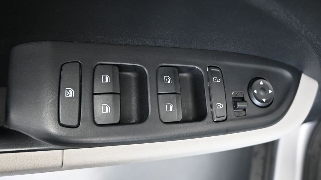 Used 2023 Hyundai Venue SEL FWD image 22