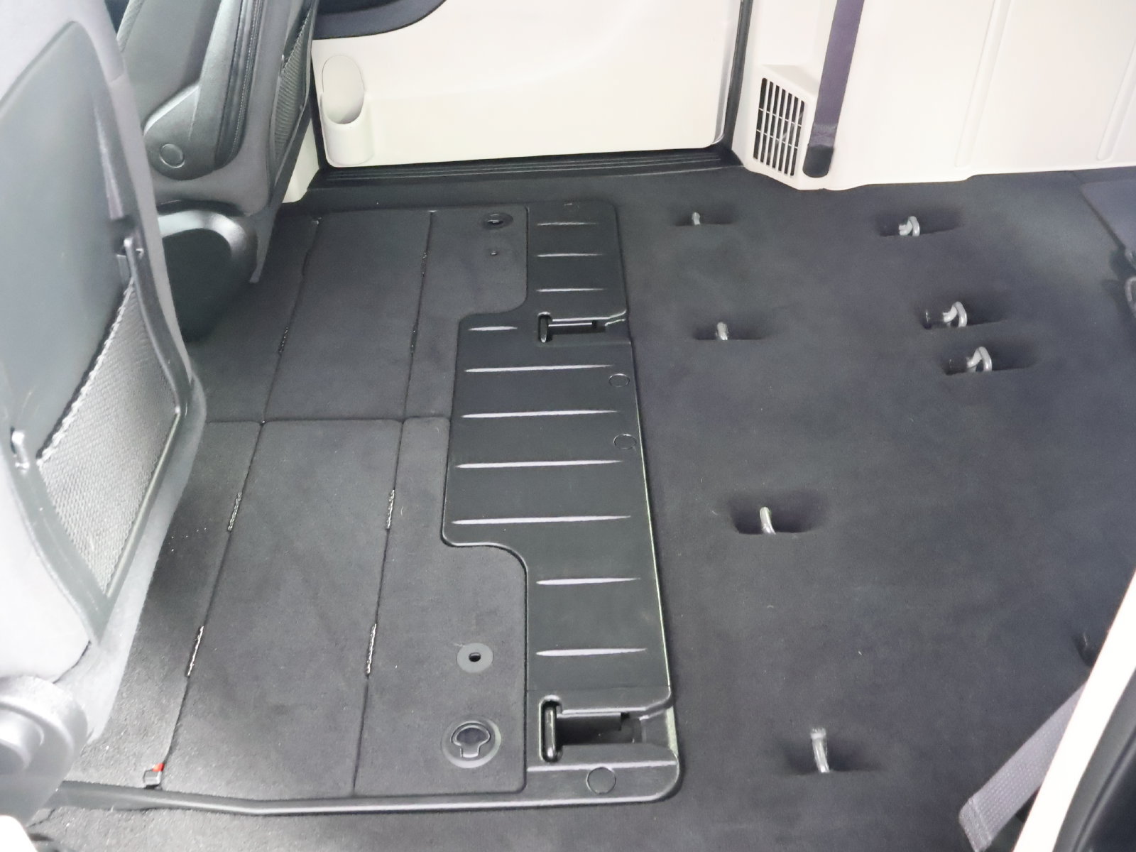 Used 2018 Dodge Grand Caravan SE FWD image 40