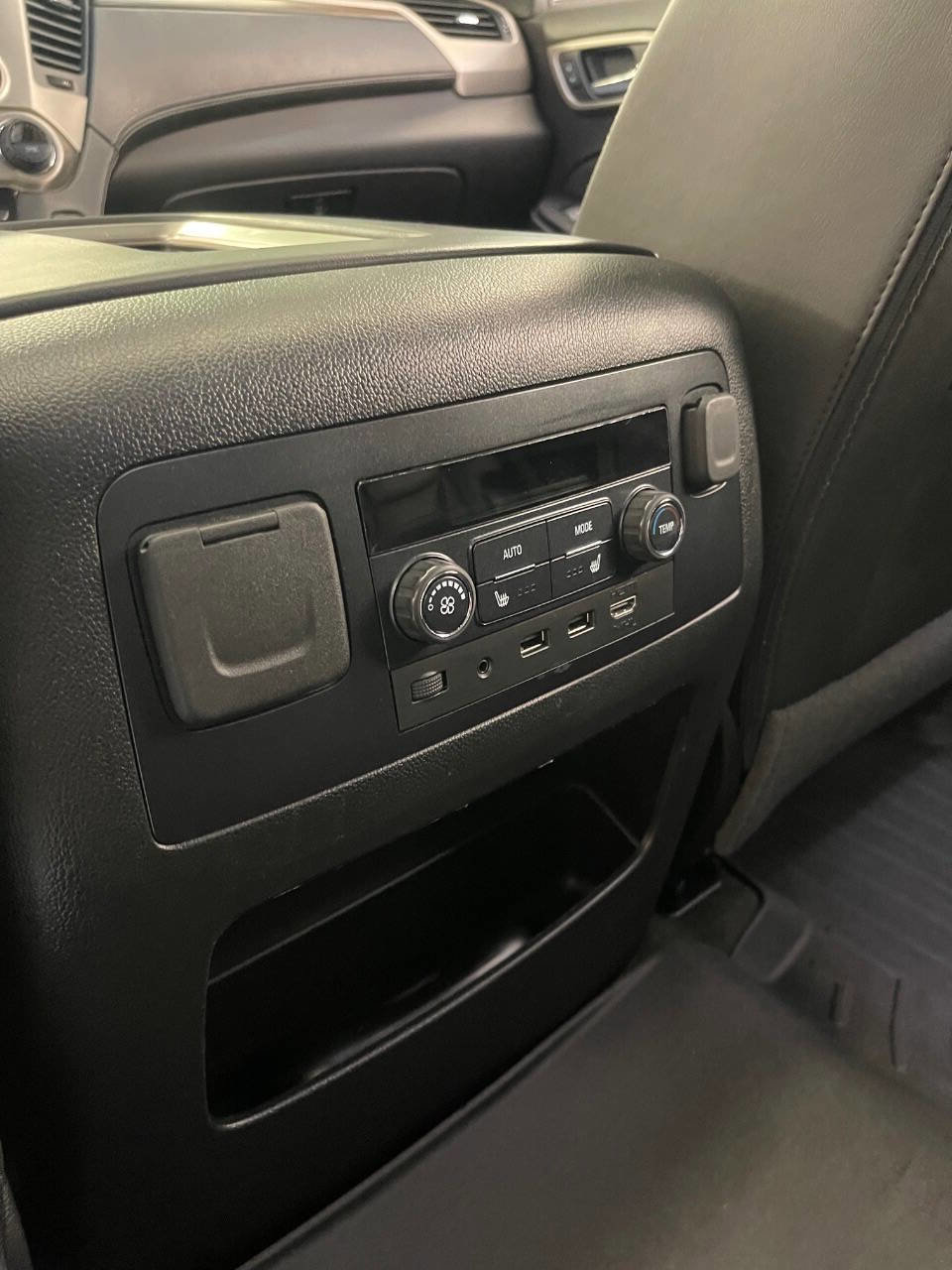 Used 2018 GMC Yukon Denali w/ Denali Ultimate Package AWD/4WD image 29