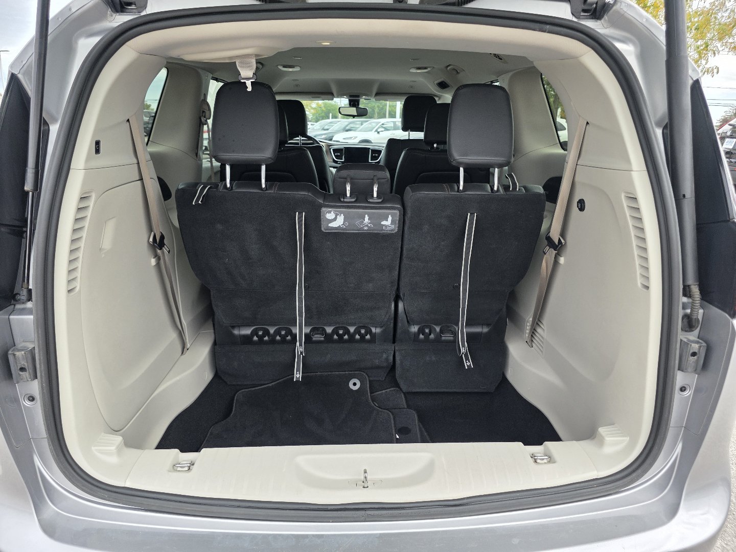 Used 2018 Chrysler Pacifica Touring-L w/ Premium Audio Group FWD image 16