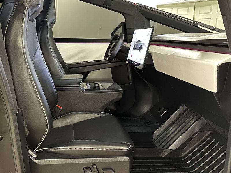 Used 2024 Tesla Cybertruck AWD Crew Cab image 21