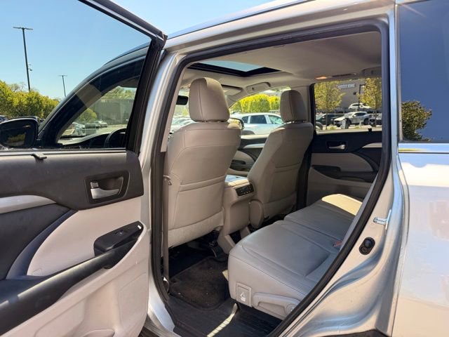 Used 2017 Toyota Highlander XLE AWD/4WD image 9