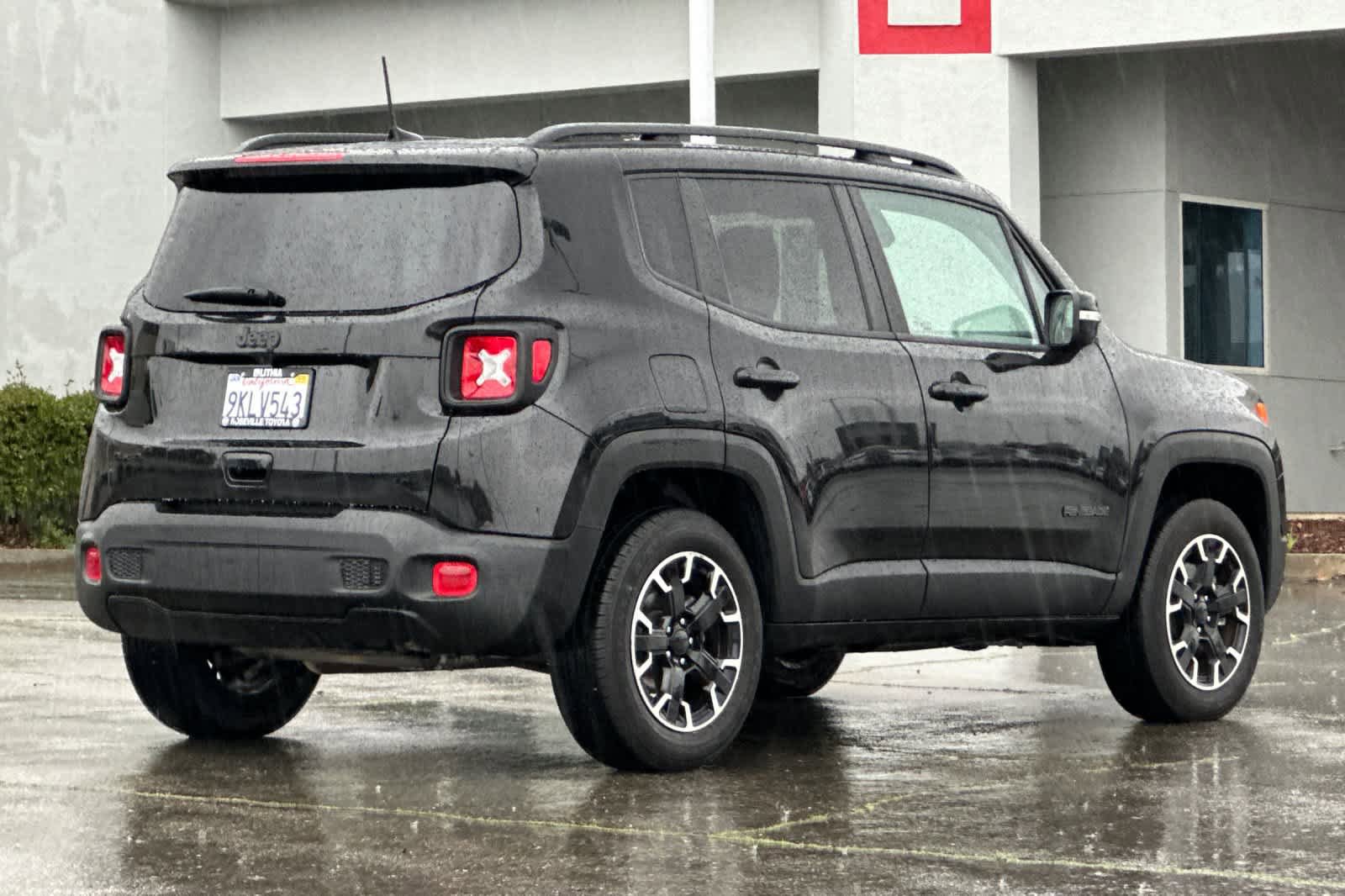 Used 2023 Jeep Renegade Latitude AWD/4WD image 2