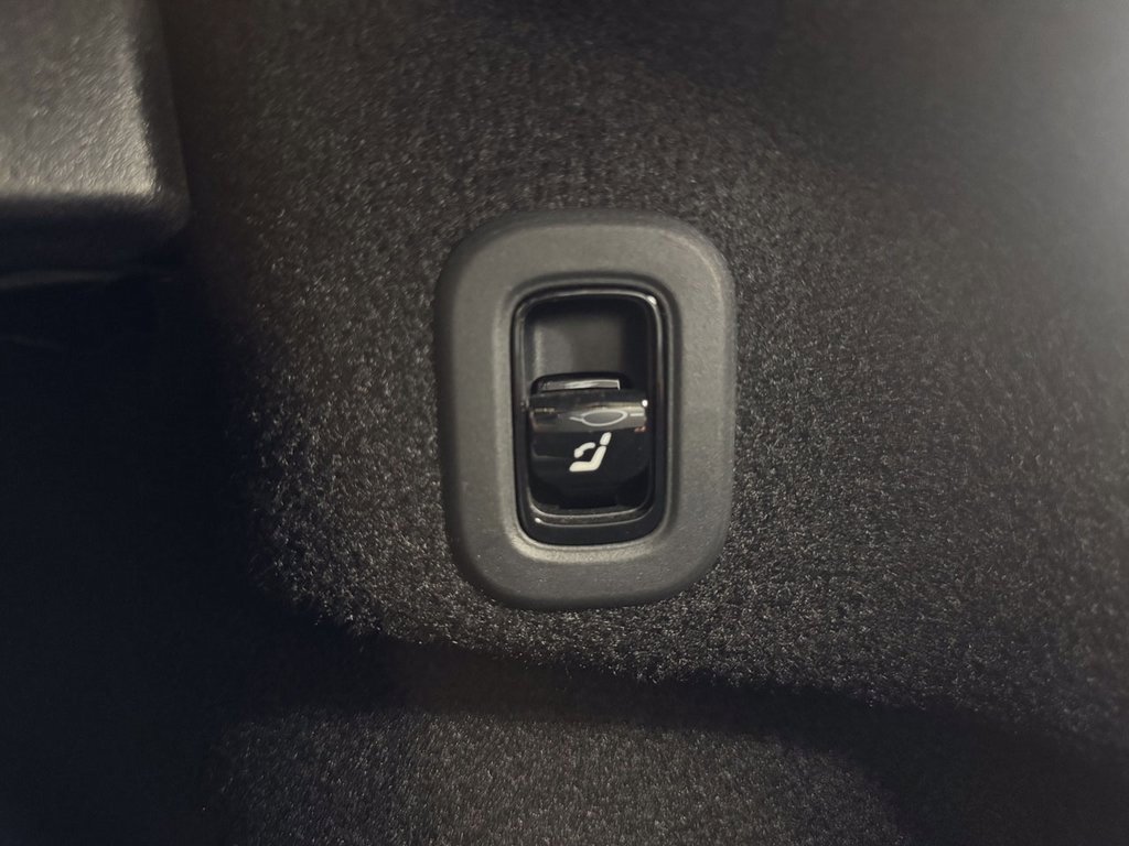 Certified 2024 Mercedes-Benz CLE 300 4MATIC Cabriolet w/ Driver Assistance Package image 34