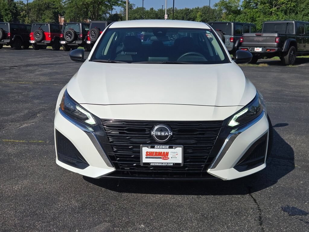 Used 2024 Nissan Altima 2.5 SV FWD image 2