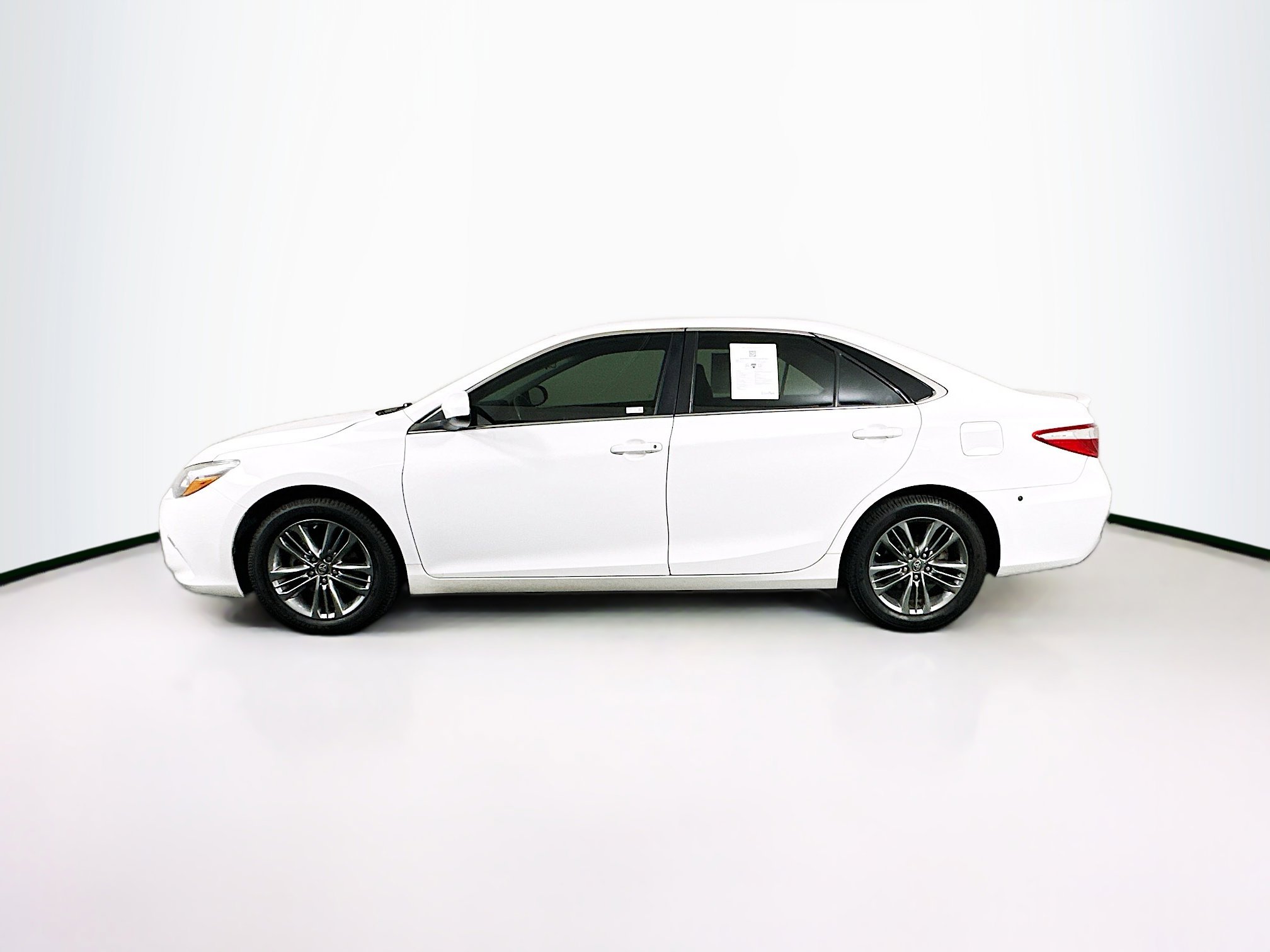 Used 2017 Toyota Camry SE image 4