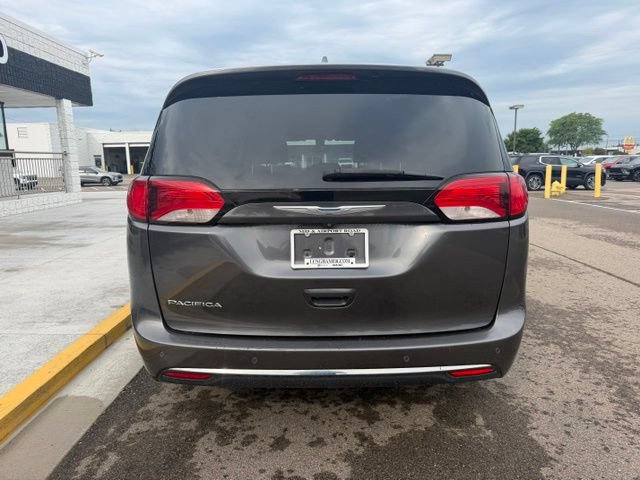 Used 2017 Chrysler Pacifica Touring-L Plus w/ Tire & Wheel Group FWD image 8