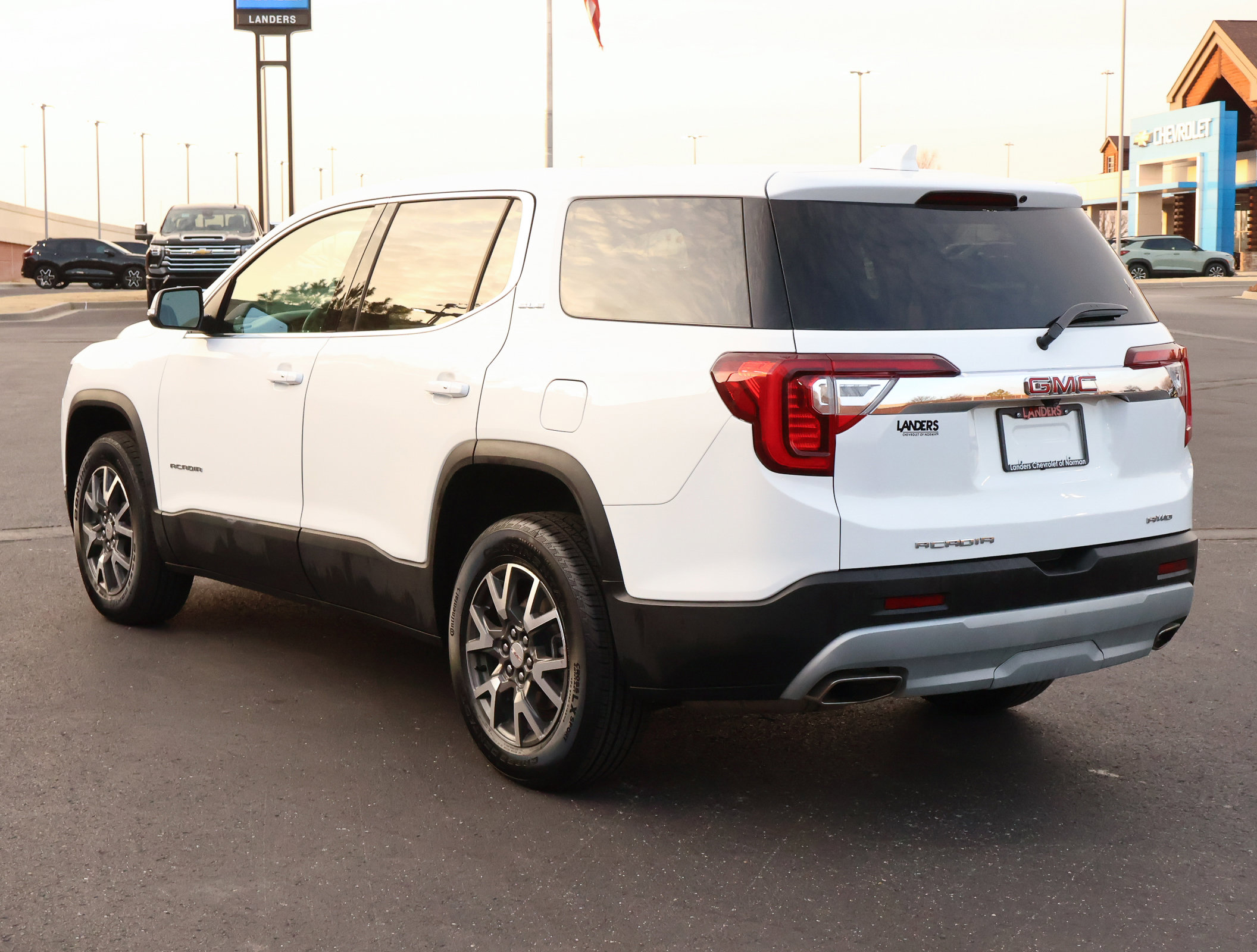 Used 2023 GMC Acadia SLE image 7