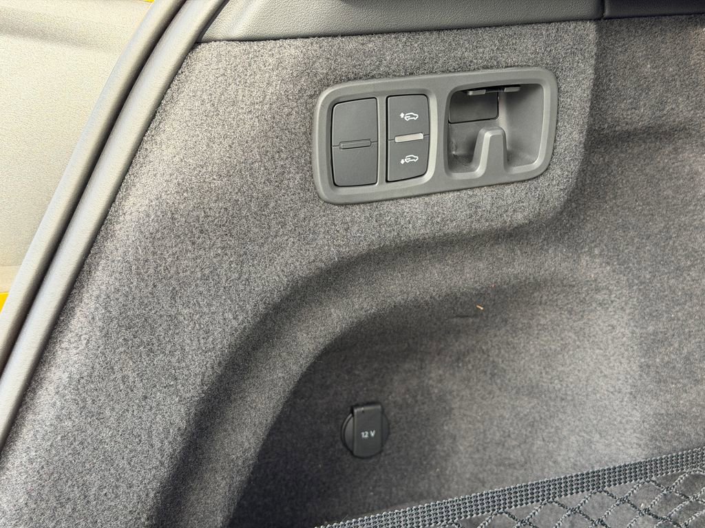 Used 2025 Lamborghini Urus SE image 35