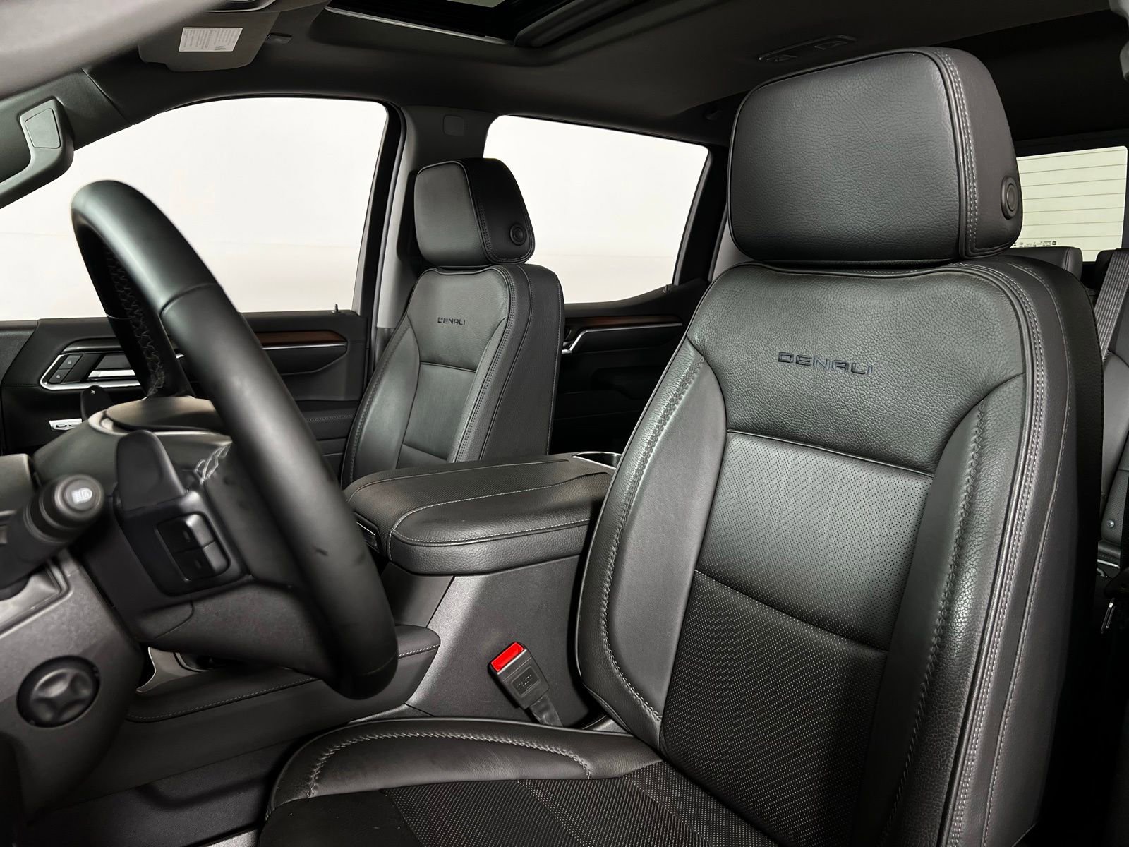 Used 2025 GMC Sierra 1500 Denali AWD/4WD image 12