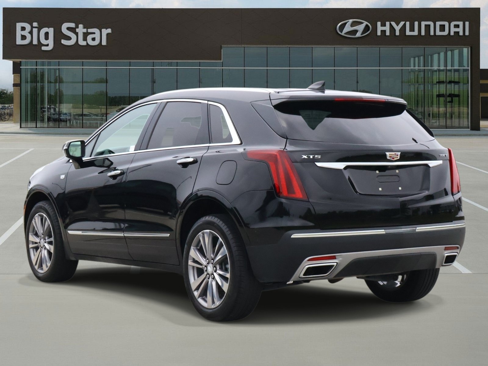 Used 2024 Cadillac XT5 Premium Luxury w/ Technology Package FWD image 3