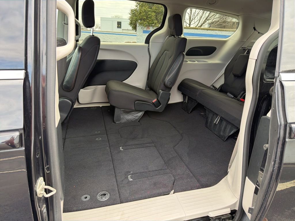 Used 2017 Chrysler Pacifica Touring image 19