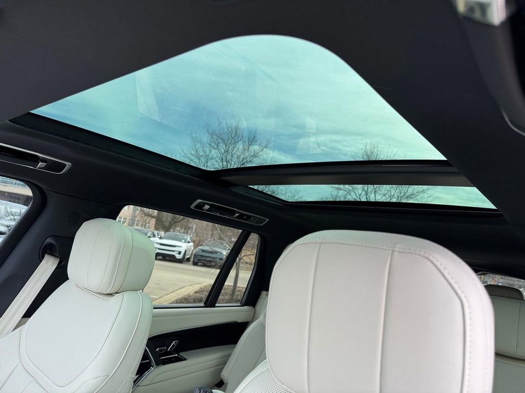 Used 2025 Land Rover Range Rover Long Wheelbase SE image 7