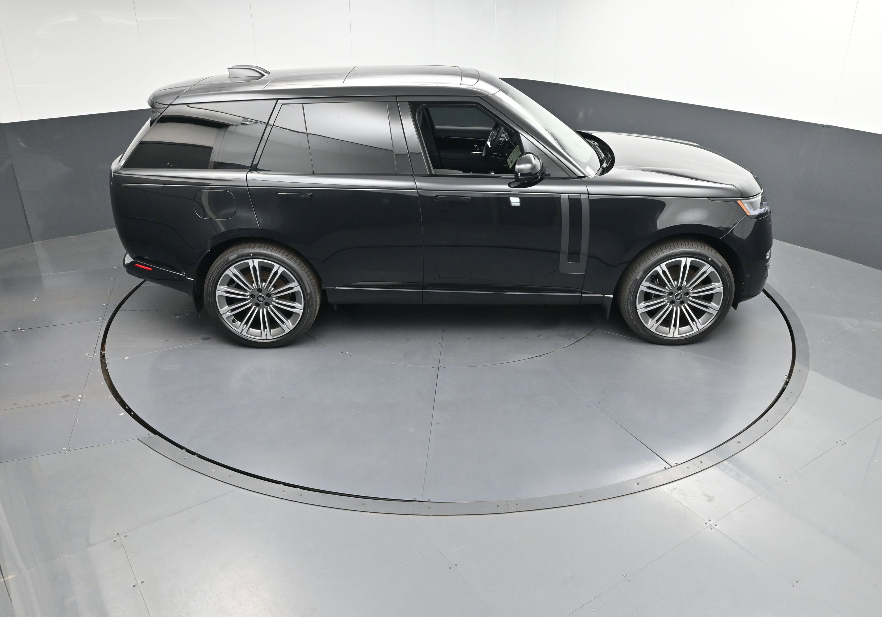 New 2025 Land Rover Range Rover SE image 34