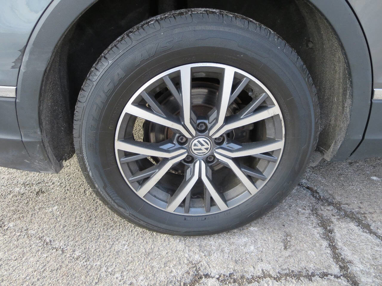 Used 2020 Volkswagen Tiguan SE w/ Panoramic Sunroof Package image 40