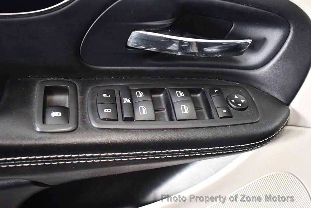 Used 2014 Chrysler Town & Country Touring-L image 31