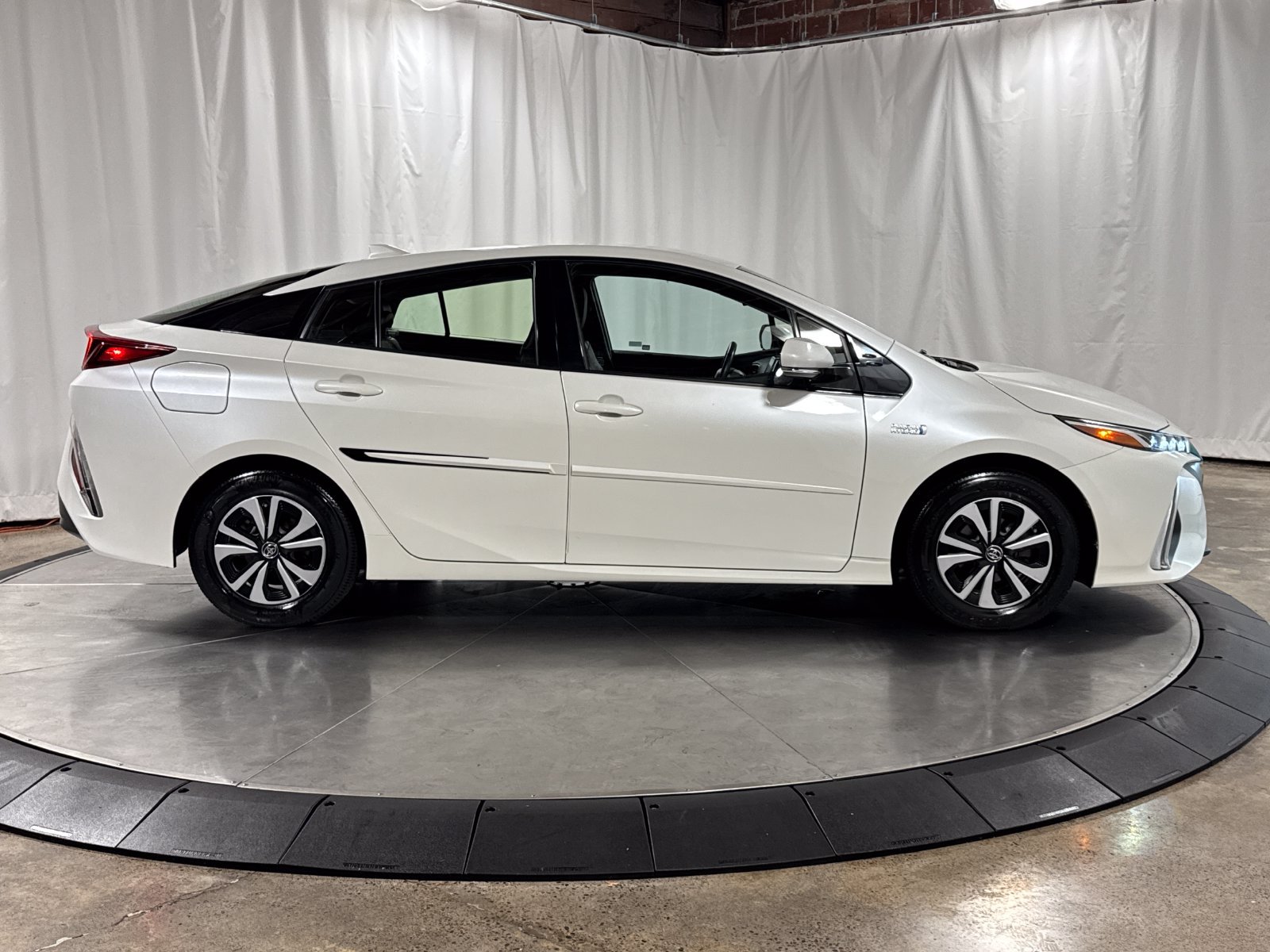 Used 2017 Toyota Prius Prime Premium w/ Carpet Mat Package FWD image 9