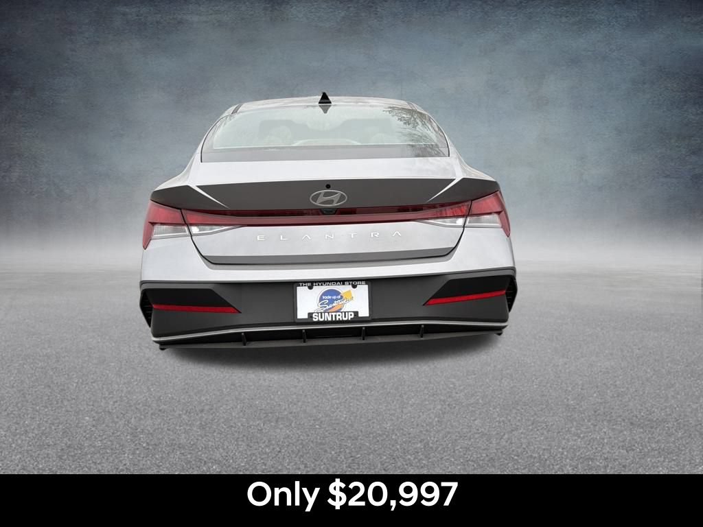 Used 2026 Hyundai Elantra SE w/ Cargo Package FWD image 4