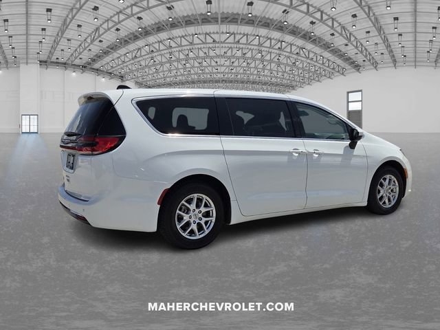 Used 2023 Chrysler Pacifica Touring-L image 7