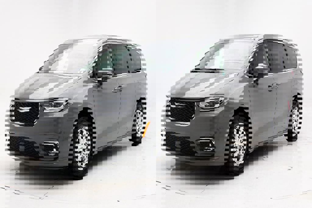 Used 2023 Chrysler Pacifica Touring-L image 2