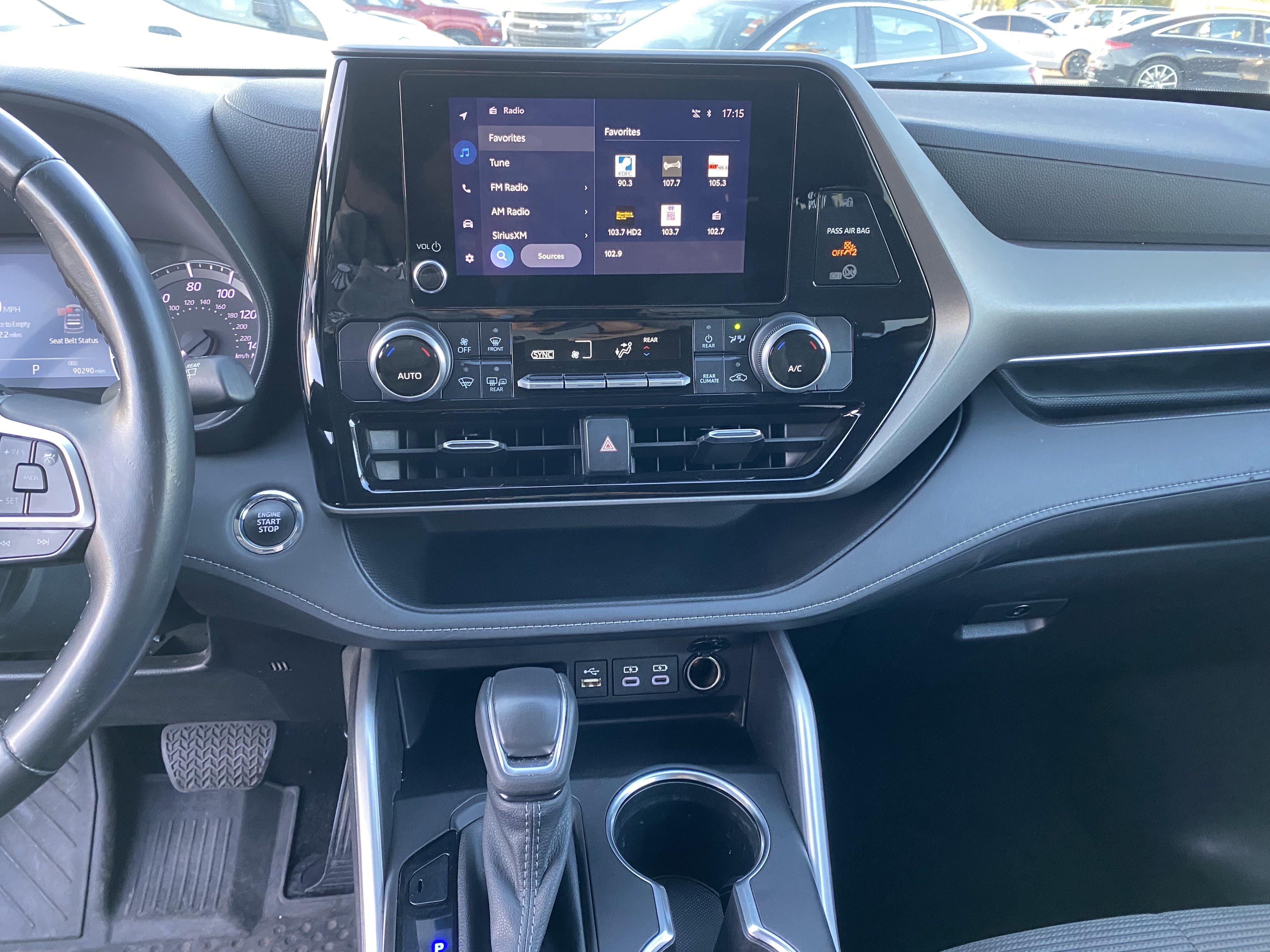 Used 2022 Toyota Highlander LE FWD image 13
