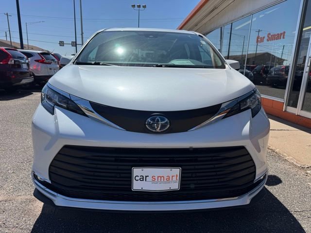 Used 2023 Toyota Sienna XLE image 2