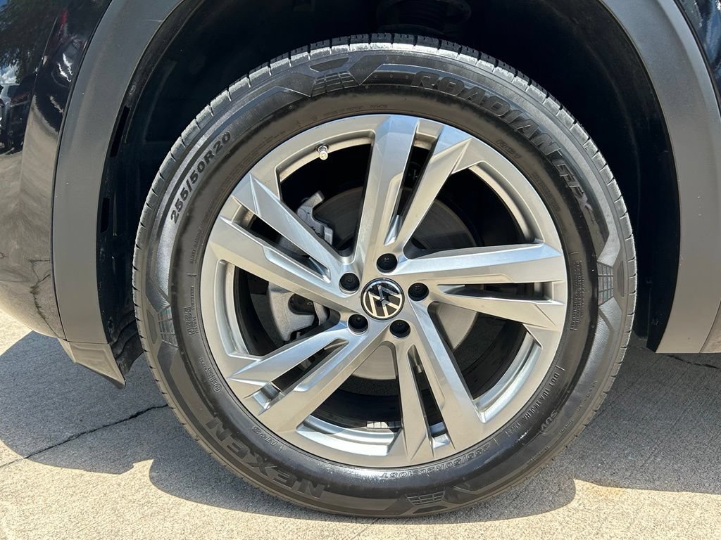 Certified 2024 Volkswagen Atlas Cross Sport SEL R-Line AWD/4WD image 33
