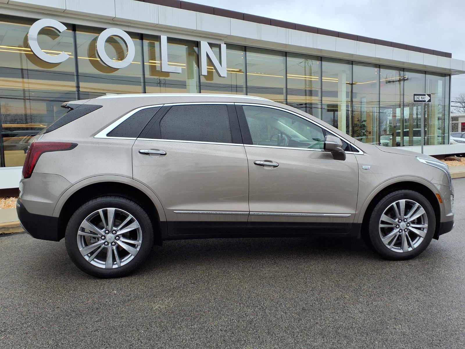 Used 2023 Cadillac XT5 Premium Luxury image 3