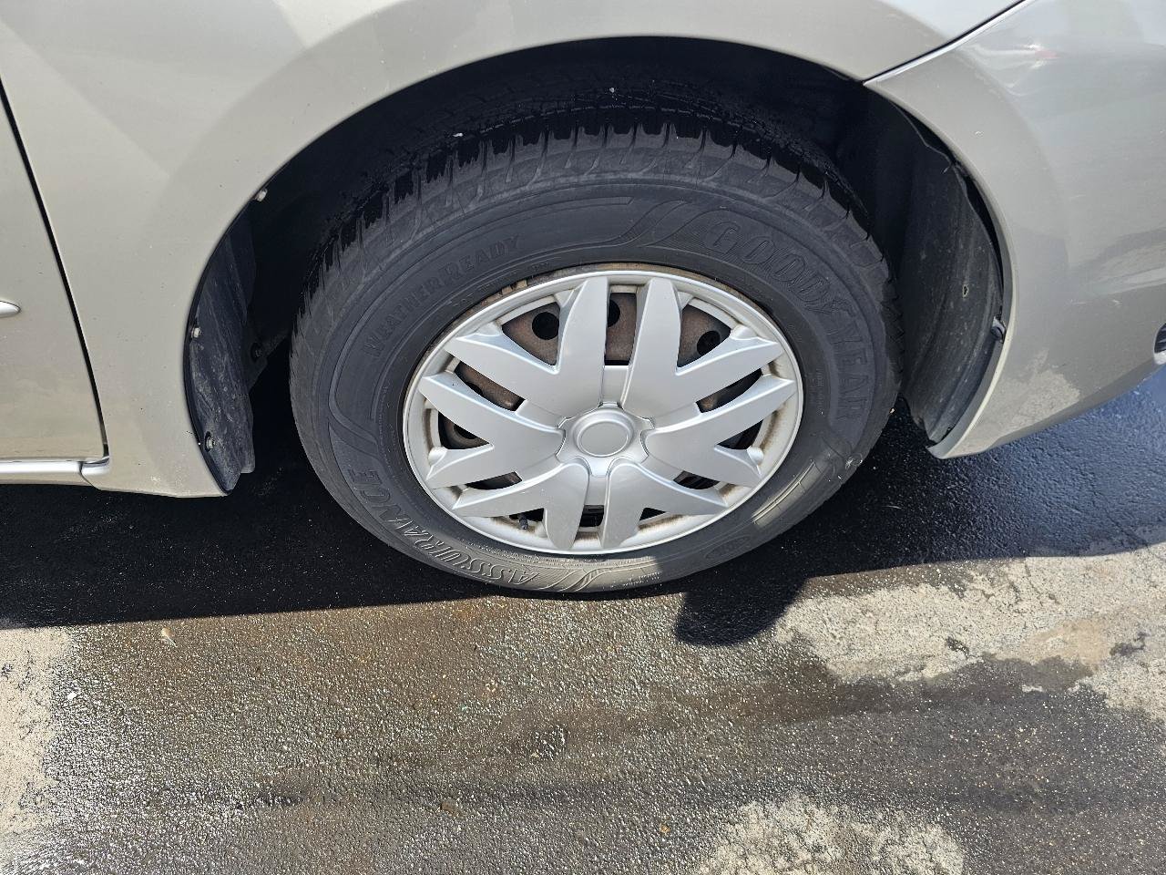 Used 2004 Toyota Sienna LE w/ LE Pkg 1 FWD image 14