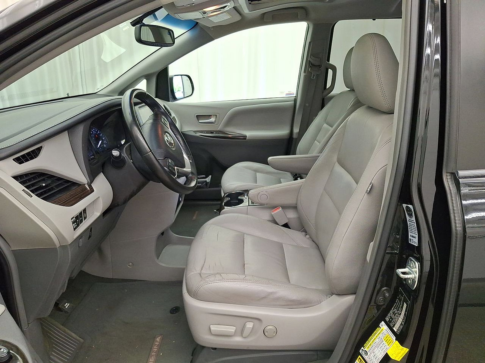 Used 2015 Toyota Sienna XLE w/ XLE Navigation Package FWD image 11