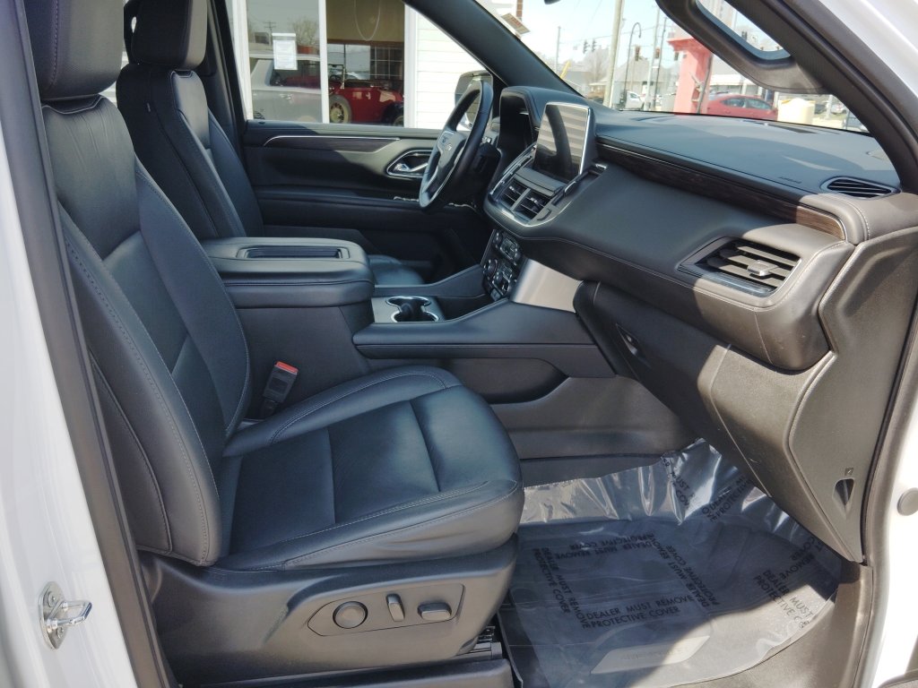 Used 2024 Chevrolet Suburban LT w/ Luxury Package AWD/4WD image 35