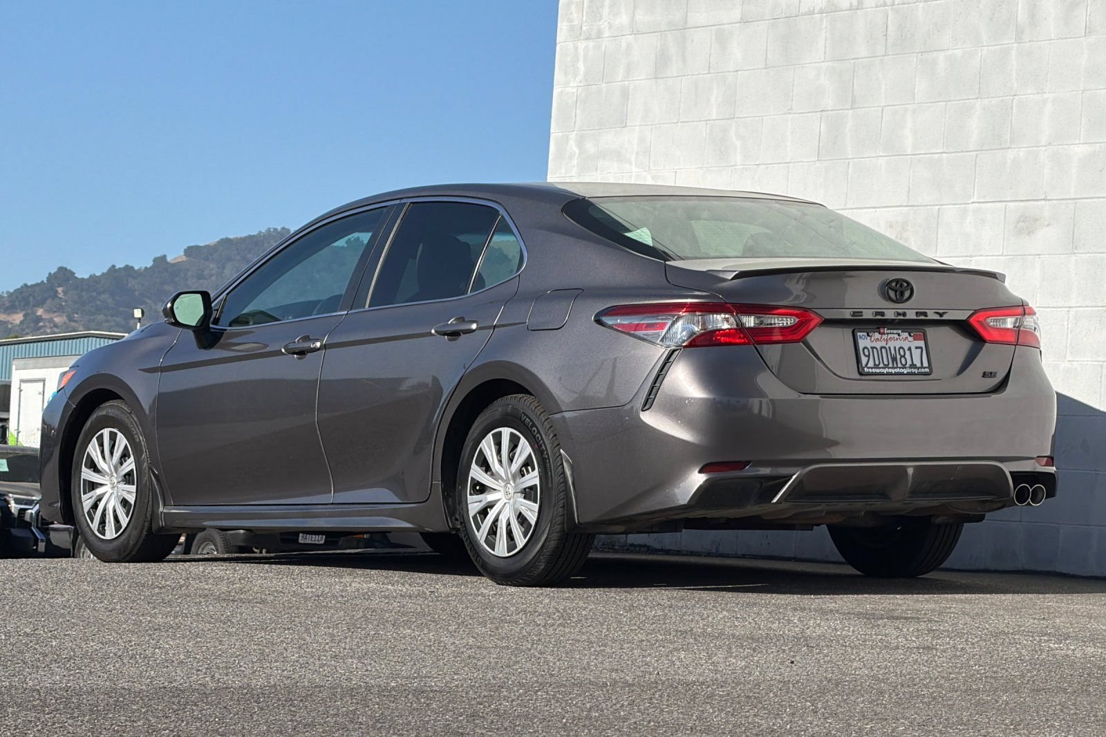 Used 2018 Toyota Camry SE w/ Moonroof Package FWD image 6