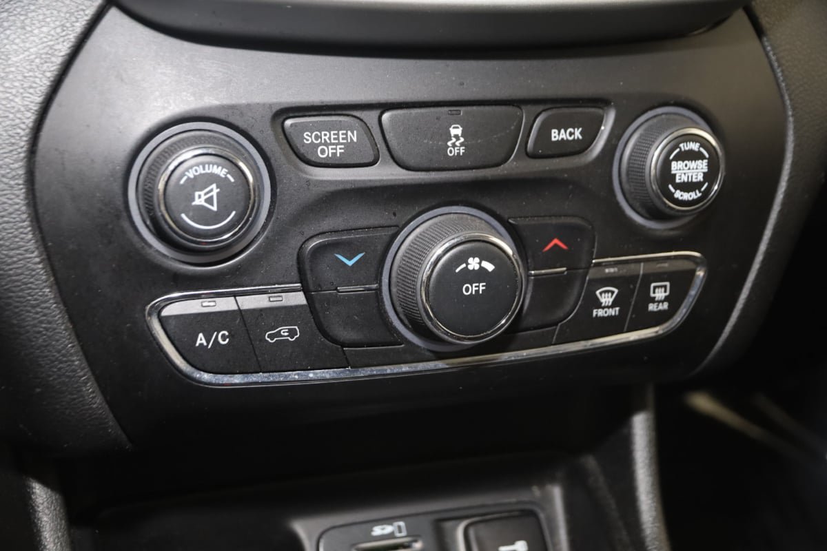 Used 2018 Jeep Cherokee Latitude Plus w/ Cold Weather Group FWD image 25