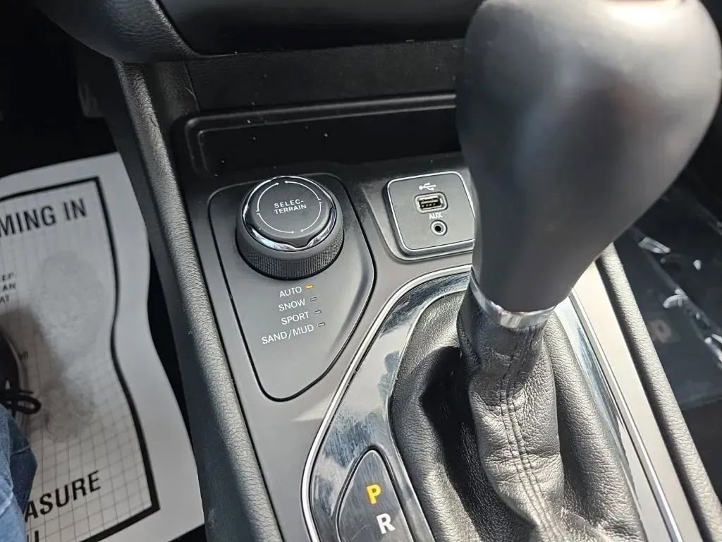 Used 2019 Jeep Cherokee Limited AWD/4WD image 27