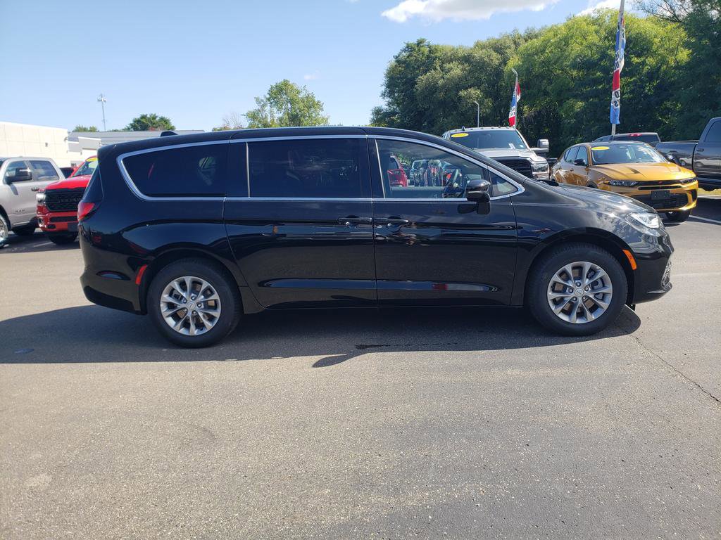 New 2026 Chrysler Pacifica Select image 9