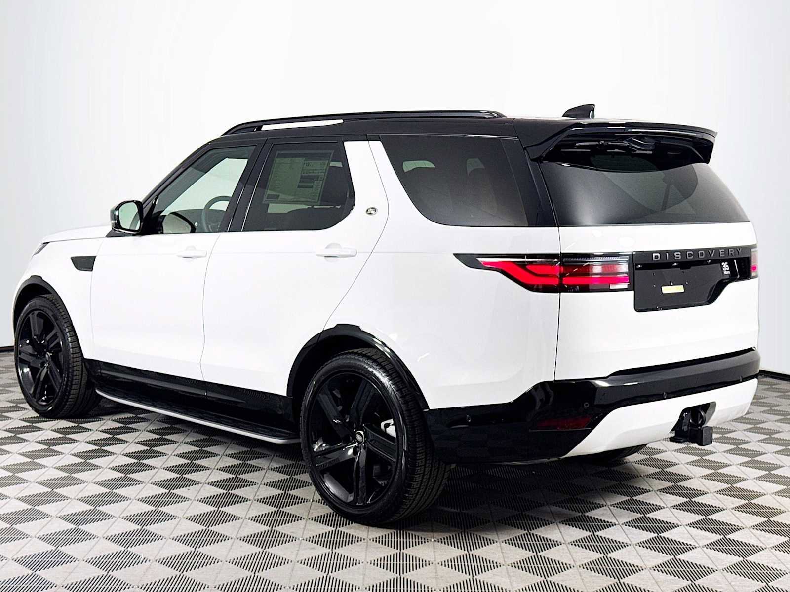 New 2025 Land Rover Discovery Dynamic SE image 6