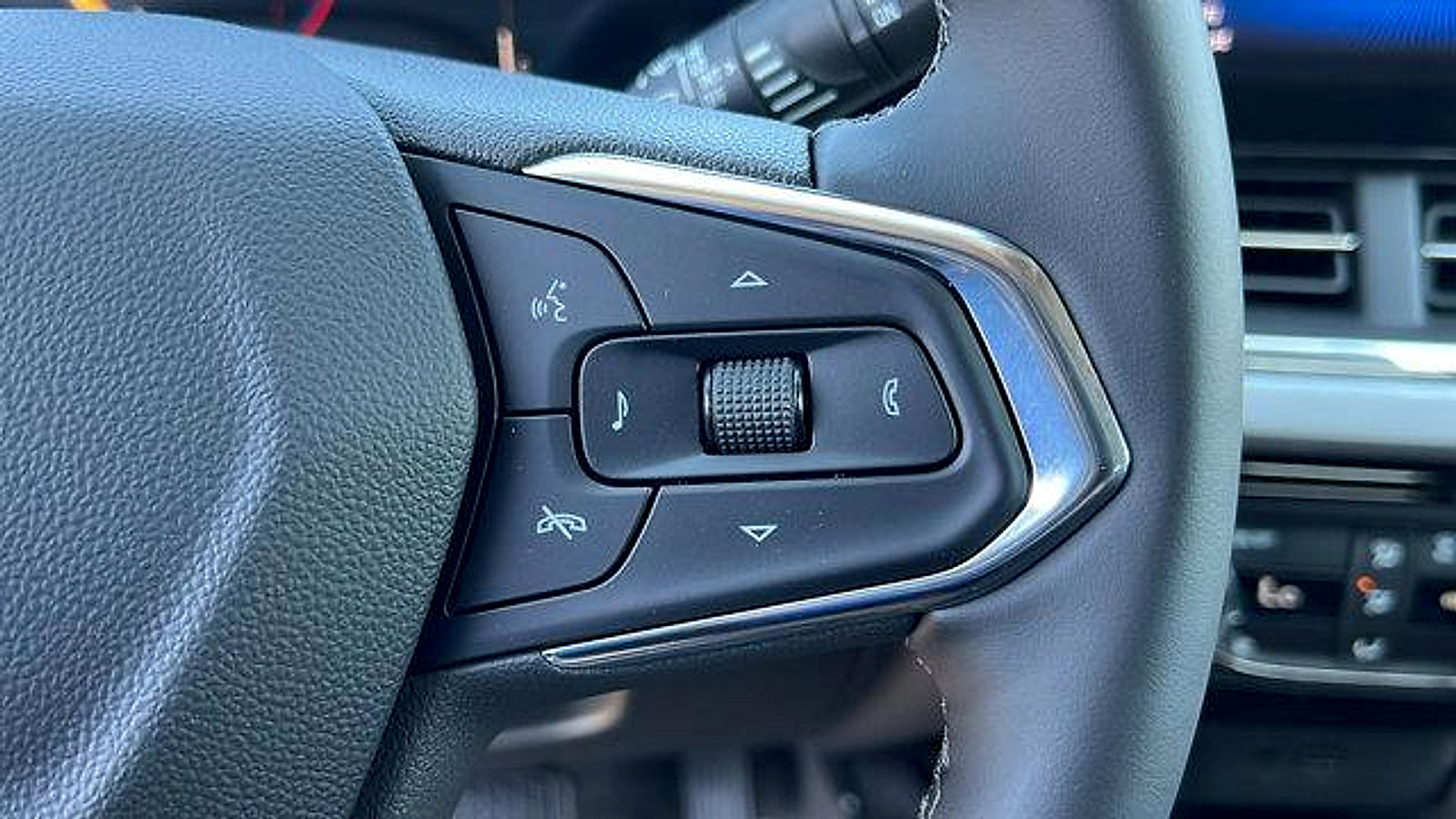 New 2026 Chevrolet Trax LT w/ Sunroof Package image 25