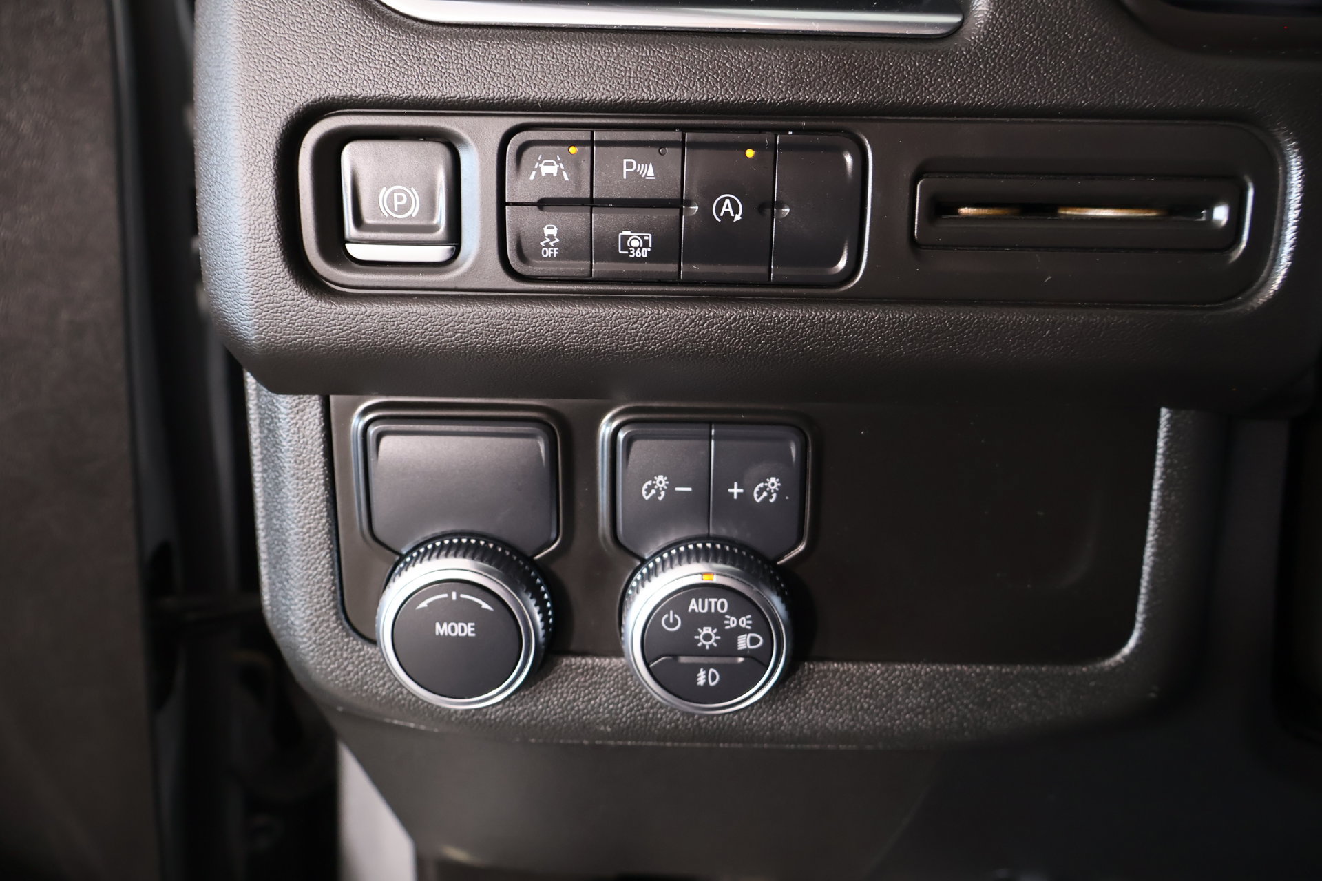 Used 2024 GMC Yukon XL SLT w/ SLT Luxury Package RWD image 9