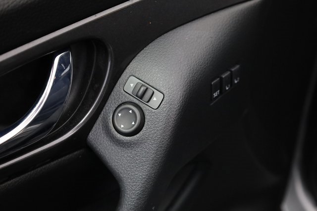 Used 2020 Nissan Rogue SV w/ Premium Package image 13