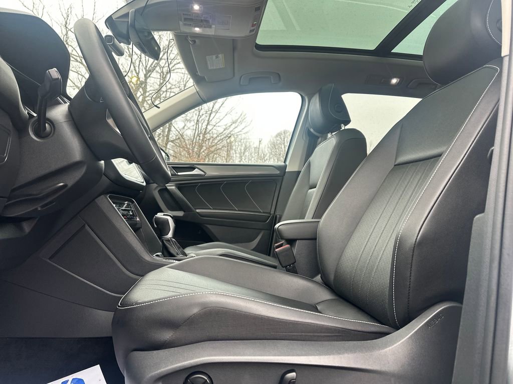 Used 2023 Volkswagen Tiguan SE w/ Panoramic Sunroof Package image 3