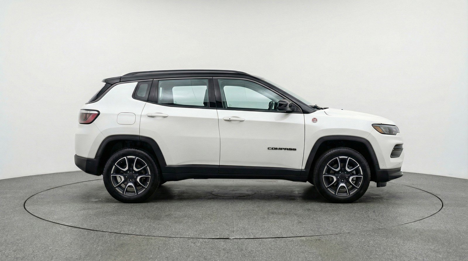 Used 2025 Jeep Compass Trailhawk image 11