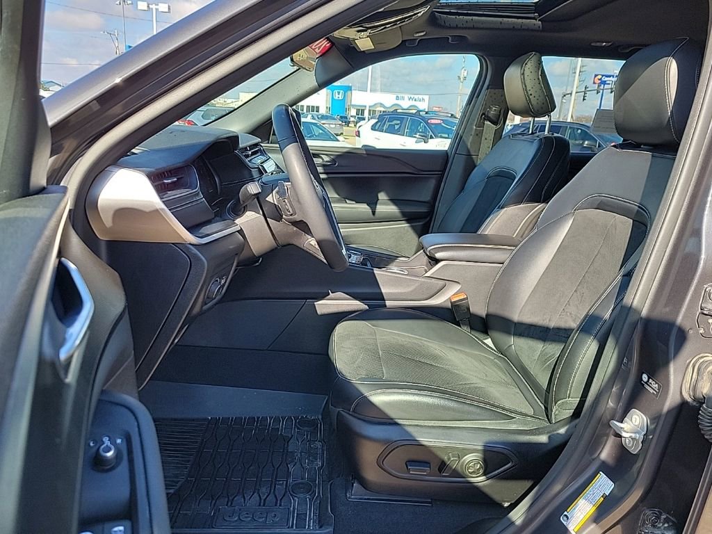 Used 2025 Jeep Grand Cherokee Altitude AWD/4WD image 8