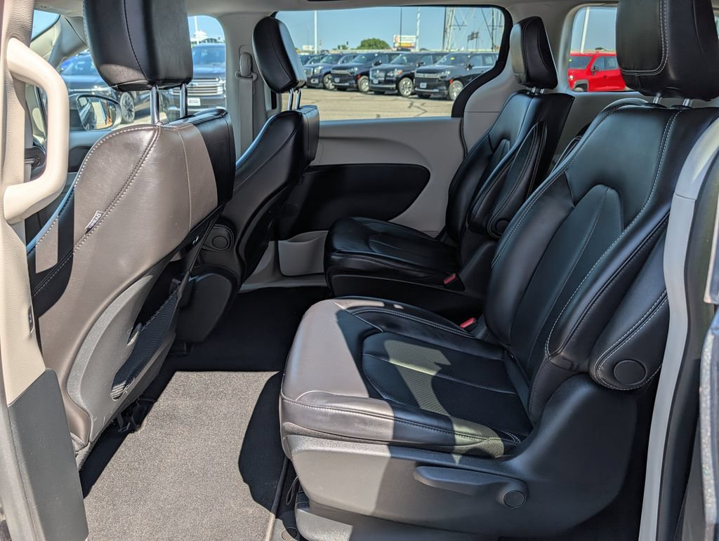 Used 2023 Chrysler Pacifica Touring-L FWD image 16