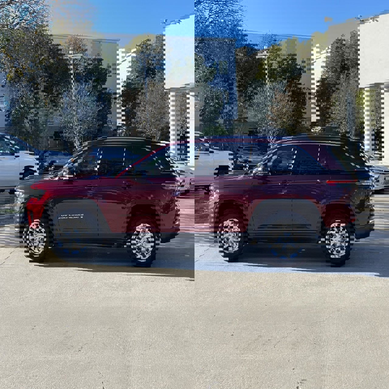 Used 2023 Jeep Grand Cherokee Limited image 3