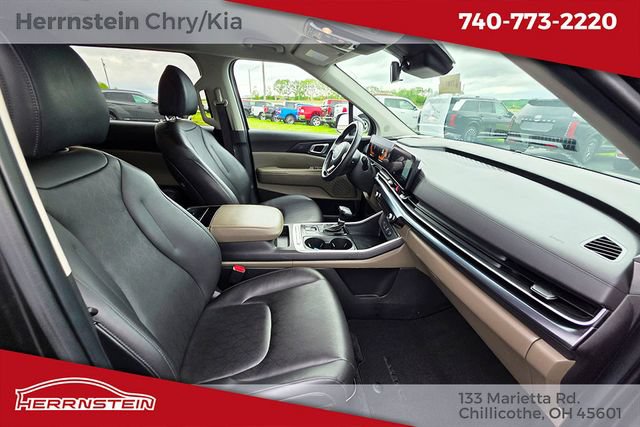 Used 2025 Kia Carnival FWD image 27